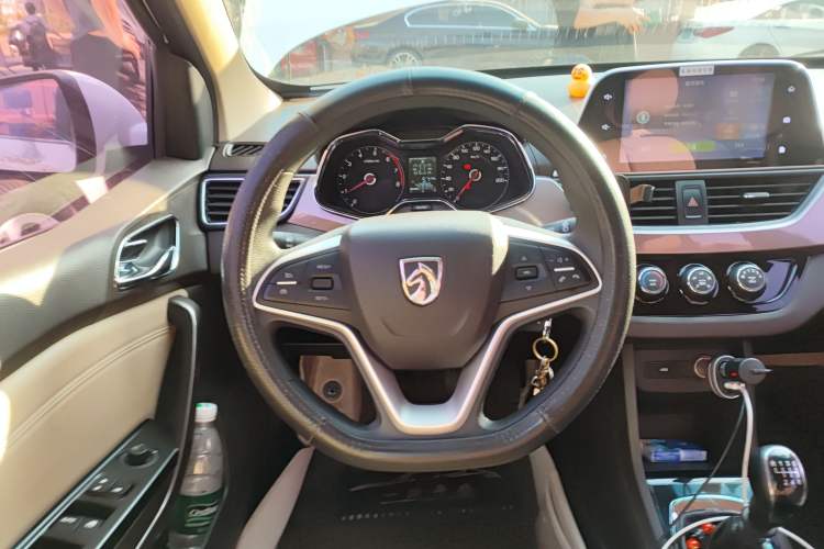 Used Baojun 310W 2017 1.5L Manual Fashion Model China V Steering Wheel