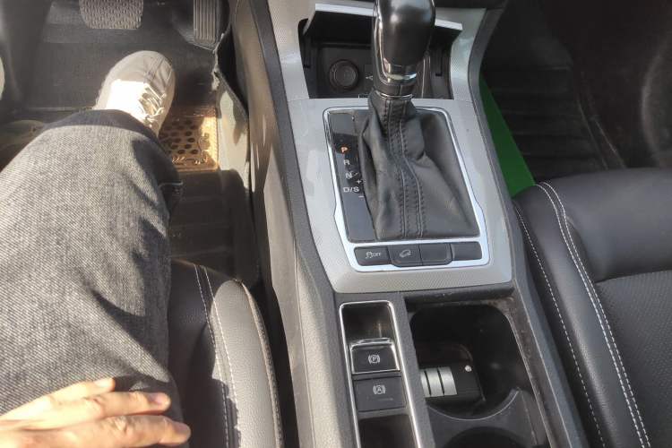 Used Roewe RX5 2018 20T Two-Wheel Drive Automatic Internet Smart Edition Gear Lever