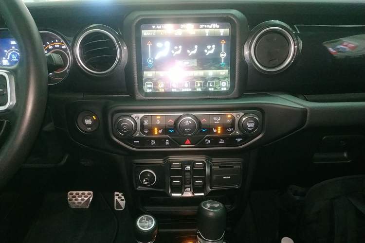 Used Jeep Wrangler 2022 2.0T High Altitude Four-Door Edition Audio And AC Panel