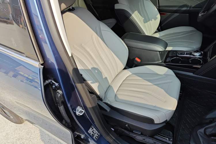 Used Ford Escape 2024 EcoBoost 245 Two-Wheel-Drive Titanium Edition Right Front Seat