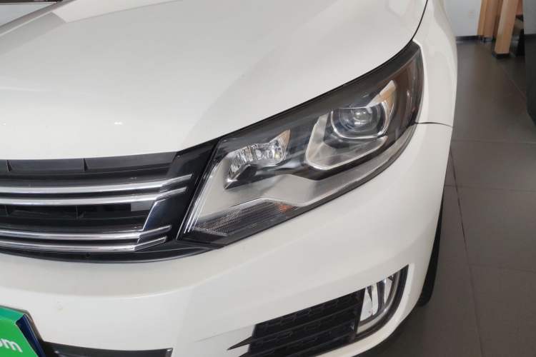 Used Volkswagen Tiguan 2015 1.8TSI Automatic All-Wheel-Drive Luxury Model Left Front Headlight