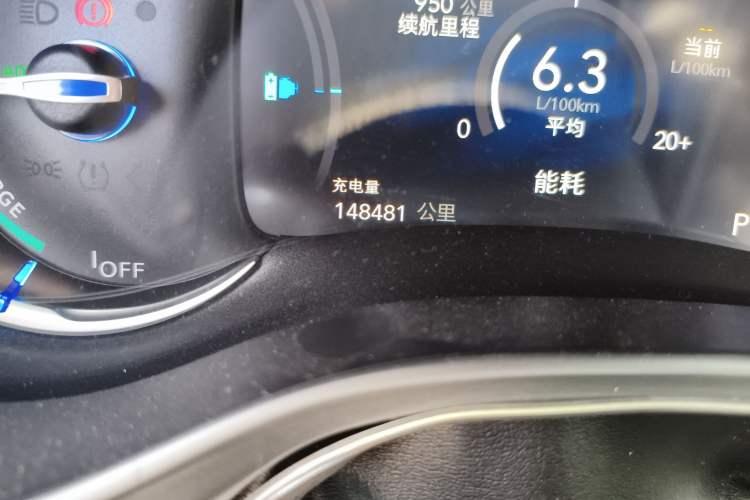 Used Chrysler Grand Voyager PHEV 2018 3.6L Plug-in Hybrid Odometer Close Up