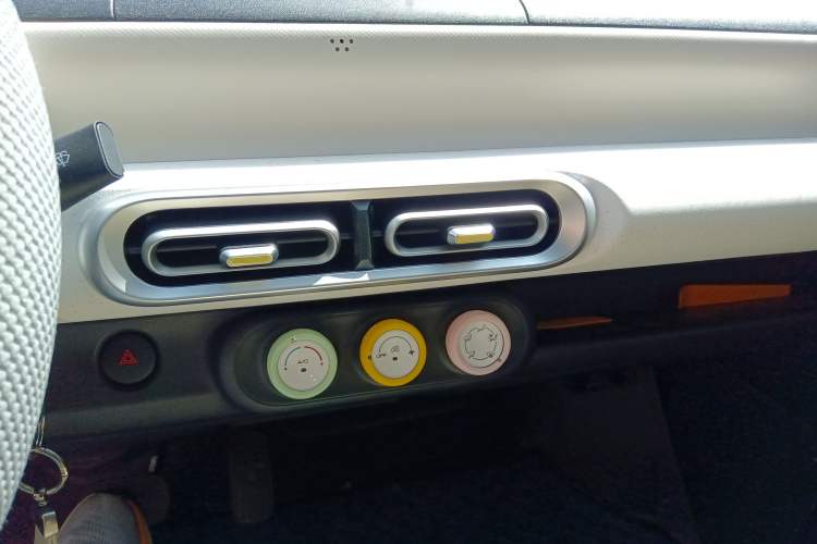 Used Wuling Hongguang MINIEV 2024 3rd Generation 215km Youth Edition Audio And AC Panel