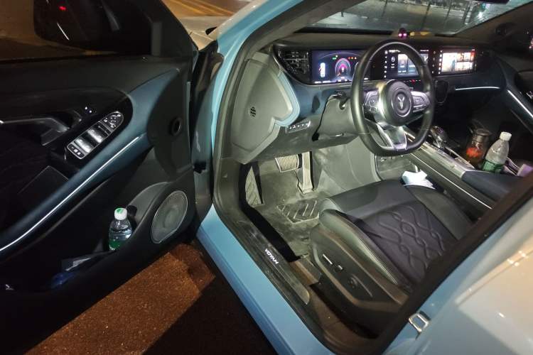 Used VOYAH FREE 2023 Four-Wheel Drive Extended-Range Model with Ultra-Long Range Driver Seat