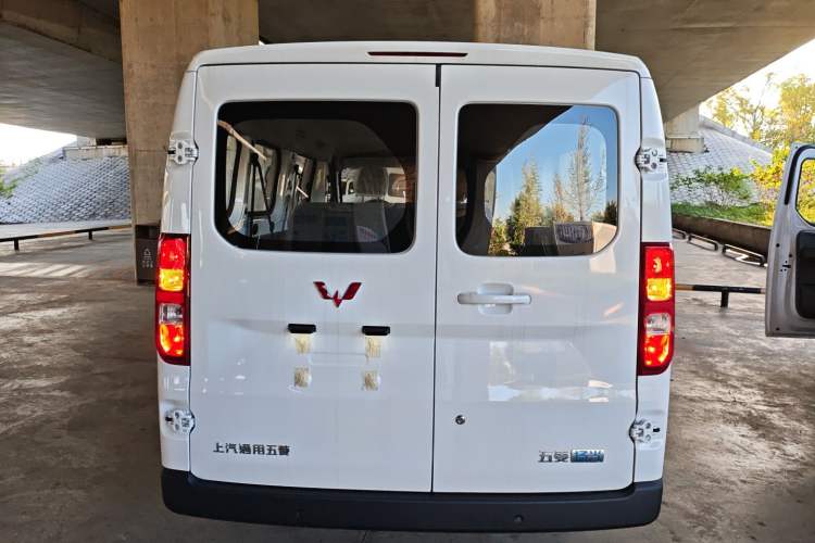 Used Wuling Yangguang 2024 300KM Comfort Version Passenger Van 75kW