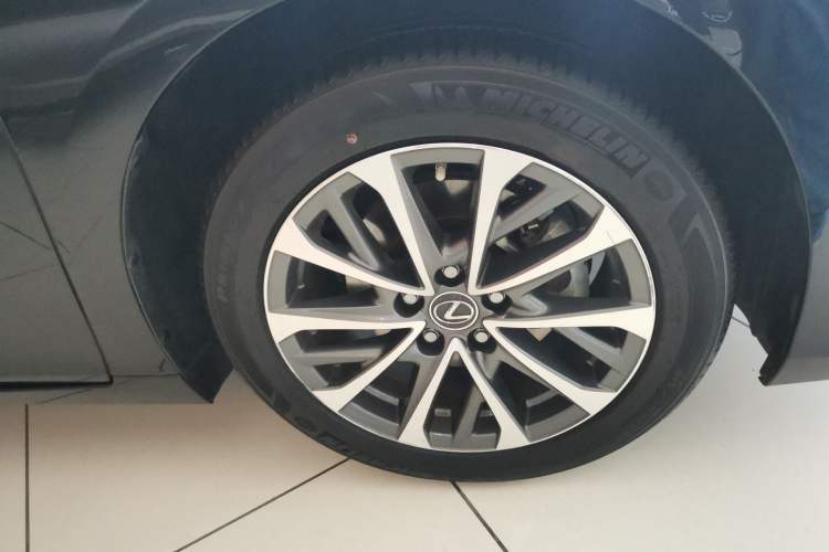 Used Lexus ES 2022 300h Excellence Edition Right Front Wheel Hub