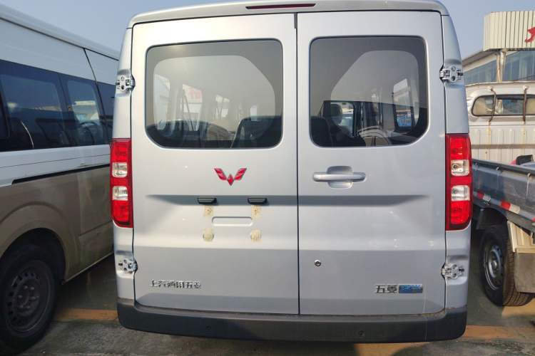 Used Wuling Yangguang 2024 300KM Comfort Version Passenger Van 75kW

