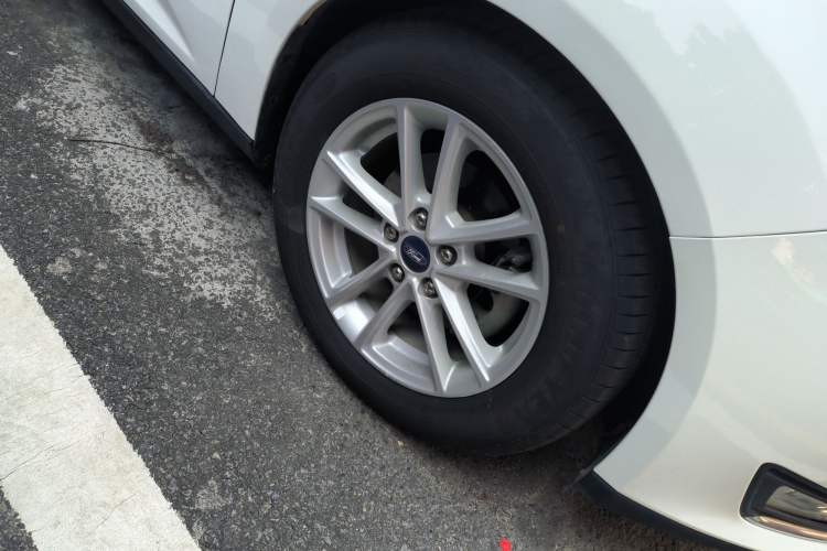 Used Ford Focus 2015 Sedan EcoBoost 125 Manual – Ultra-Style Edition