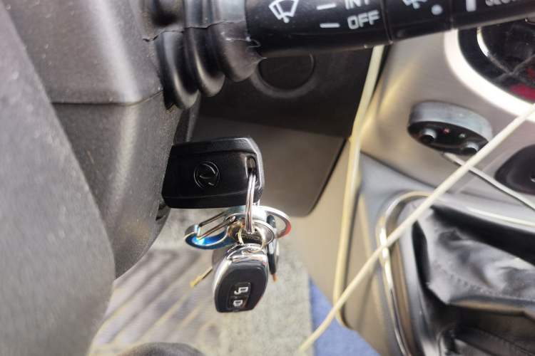 Used Dongfeng Yufeng 2021 2.0T Power King Front-Drive Logistics Vehicle Long Wheelbase Mid-Roof Design 6–9 Seats China VI Emission Standard ZD20
