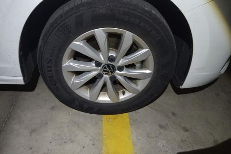 Used Volkswagen Bora  Right Front Wheel Hub