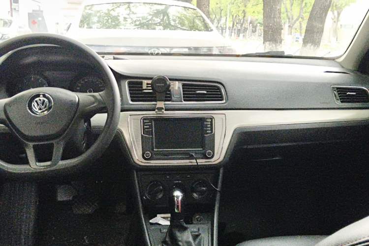 Used Volkswagen Lavida 2017 1.6L Automatic Fashion Edition Center Console