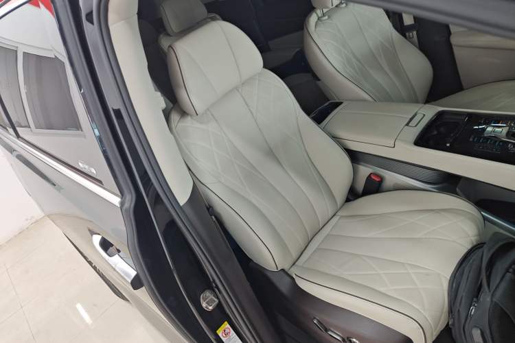 Used Denza D9 2024 DM-i 1050 Luxury Model