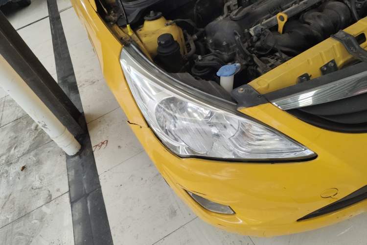 Used Hyundai Verna (older generation) 2013 Sedan 1.4L Automatic Standard GL Model Right Front Headlight