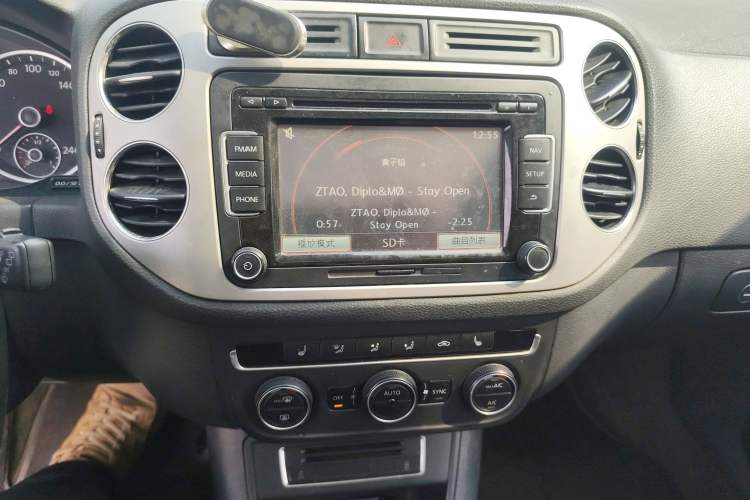 Used Volkswagen Tiguan 2015 1.8TSI Automatic All-Wheel-Drive Luxury Model Audio And AC Panel