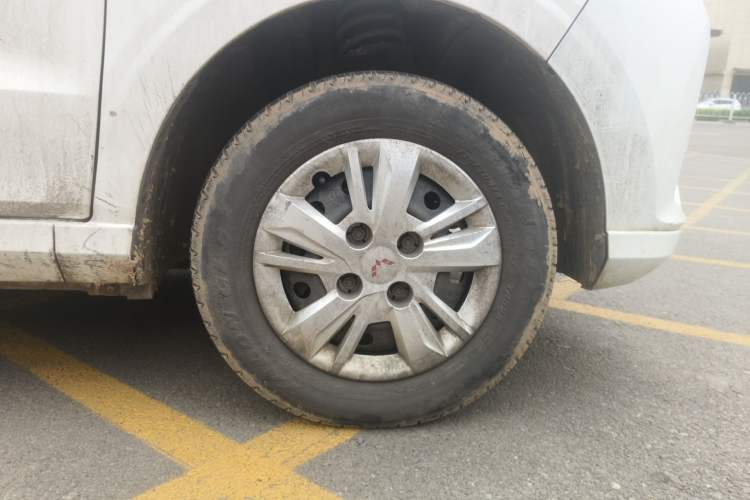 Used Wuling Hongguang 2019 1.5L S Basic Version China VI Standard LAR Right Front Wheel Hub