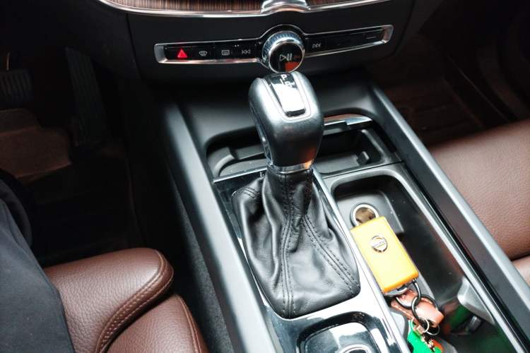 Used Volvo XC60 2021 T5 4x4 Smart Luxury Edition Gear Lever