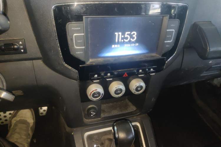 Used BAIC Off-Road BJ40 2016 2.3T Automatic Two-Wheel Drive Prestige Edition Audio And AC Panel