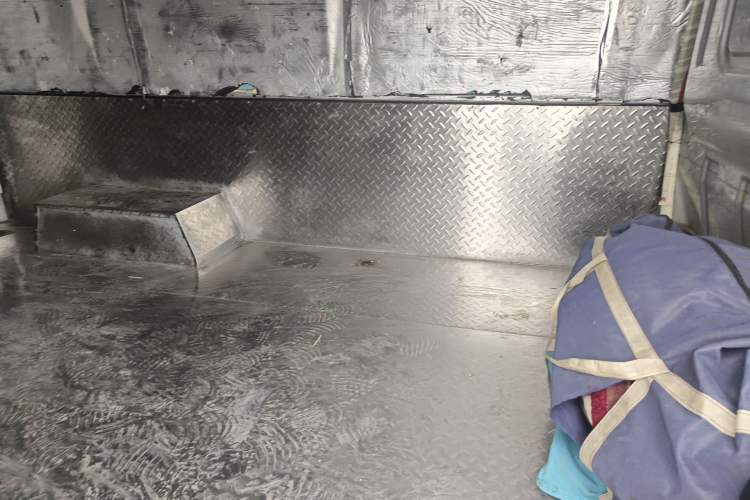 Used Dongfeng Yufeng 2023 V9+ 2.3T Manual Rear-Drive Dual Rear Tires Long Wheelbase High-Roof 3-Seater Cargo Van Left Rear Seat