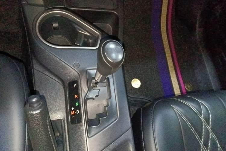 Used Toyota RAV4 2016 2.0L CVT Two-Wheel Drive Fashion Edition China V Standard Gear Lever