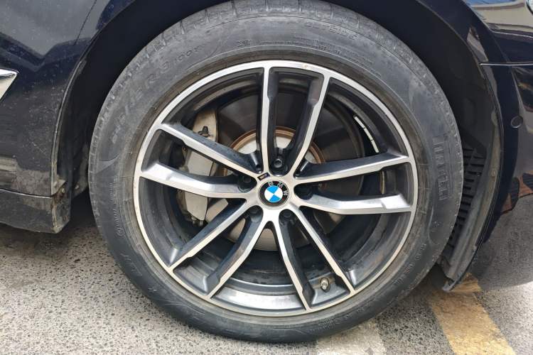 Used BMW 5 Series New Energy 2021 535Le M Sport Package Right Front Wheel Hub