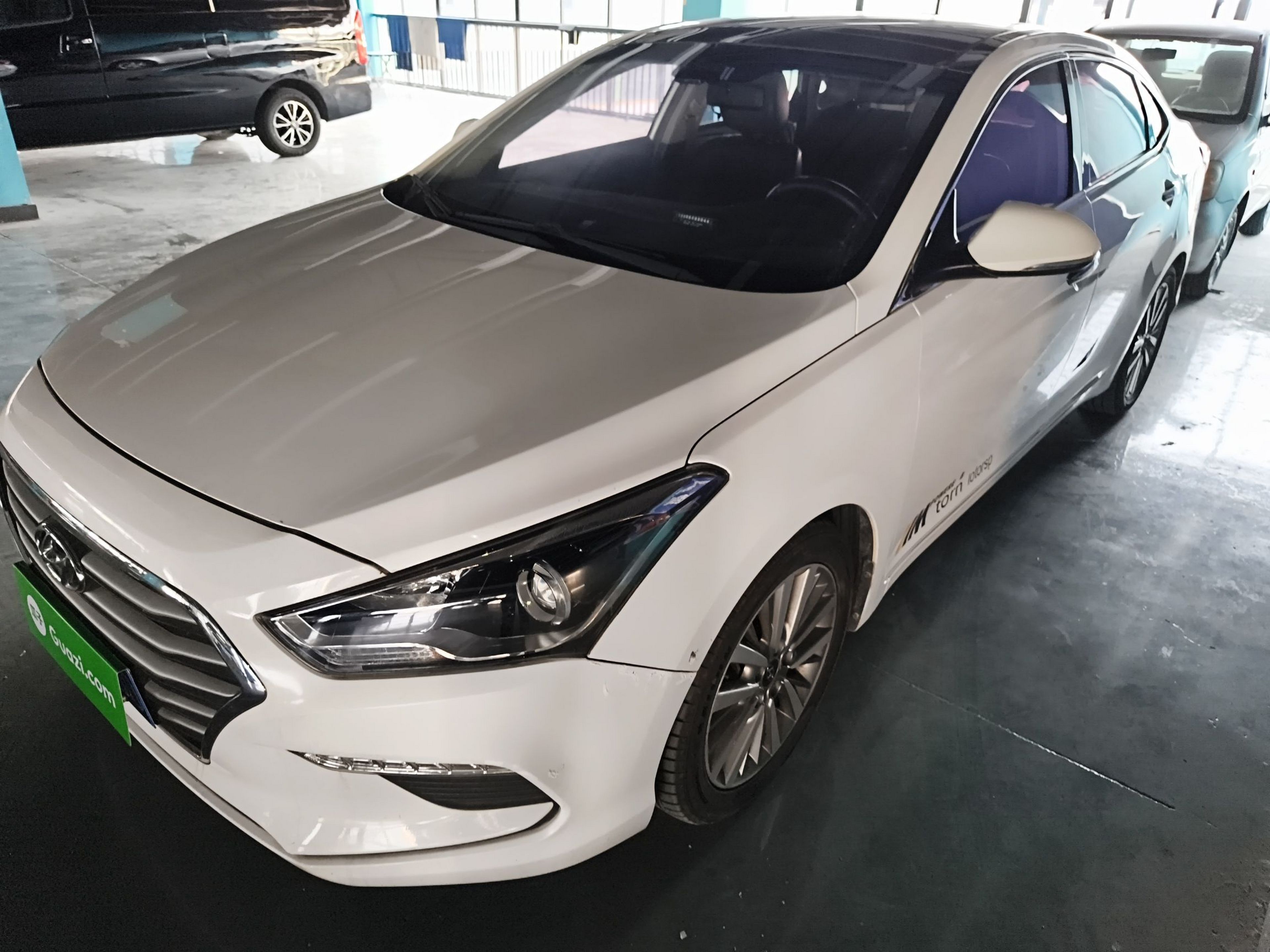 Под передней частью автомобиля