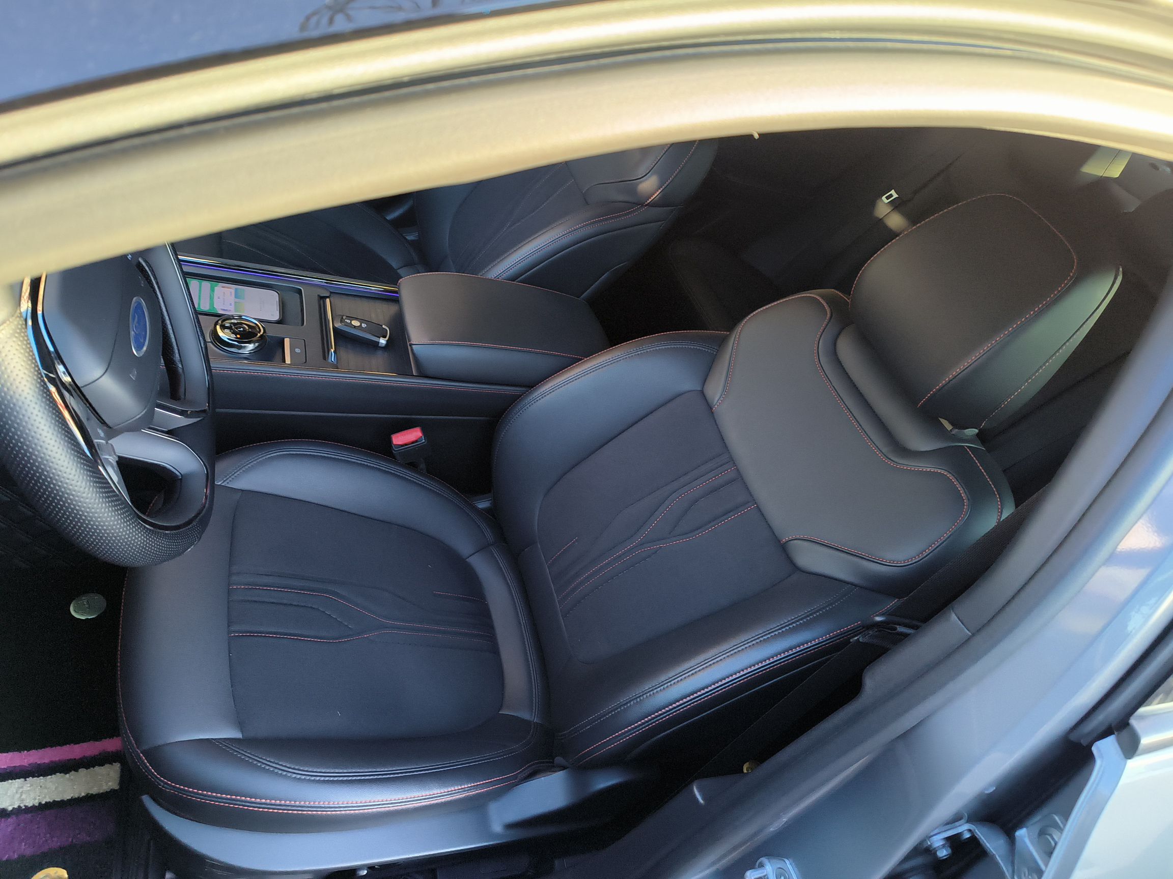 Переднее сиденье в автомобиле