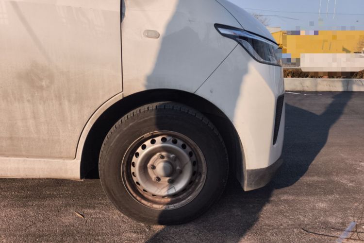 Used Wuling Yangguang 2024 300KM Comfort Version Passenger Van 75kW
