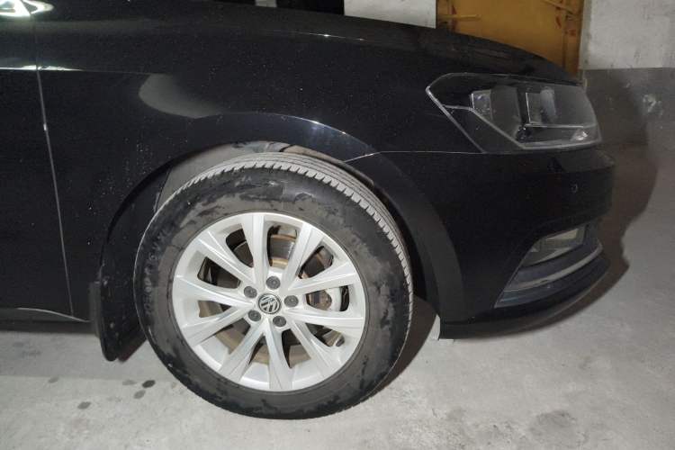 Used Volkswagen Lavida 2015 1.6L Automatic Comfort Edition Right Front Wheel Hub