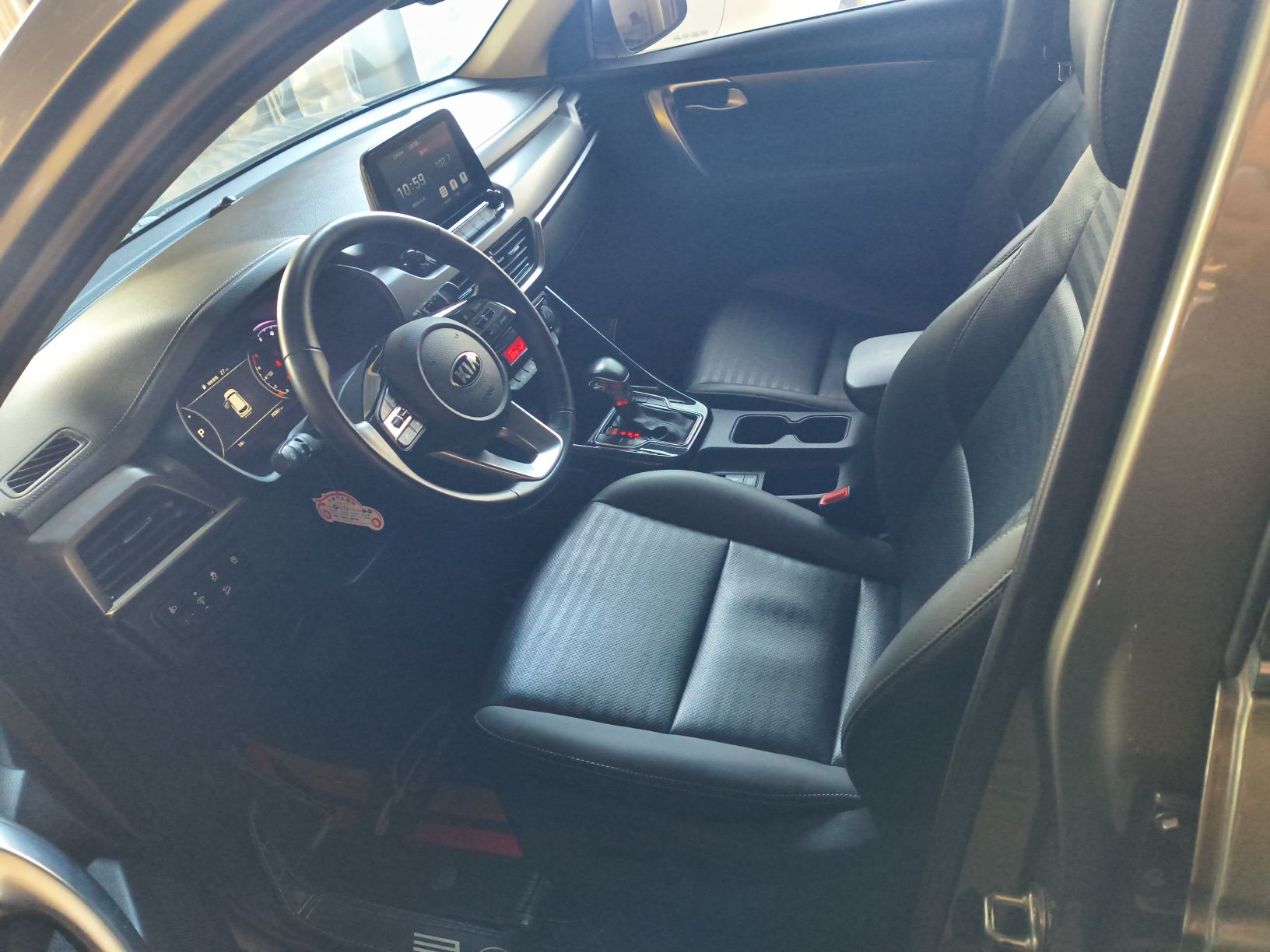 Переднее сиденье в автомобиле