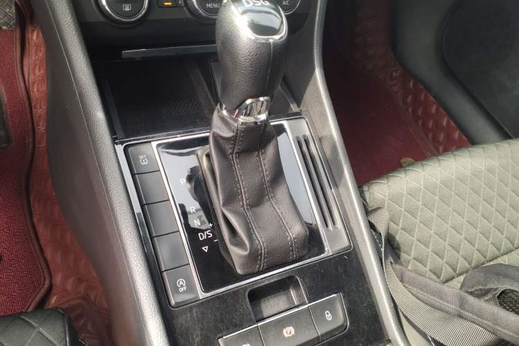 Used Skoda Superb 2018 TSI330 DSG Comfort Edition China V Standard Gear Lever