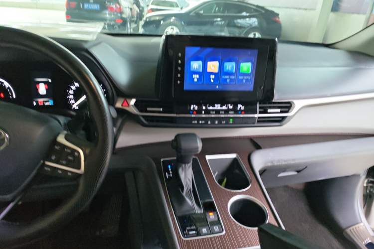 Used Toyota Granvia 2023 2.5L Hybrid Luxury Edition