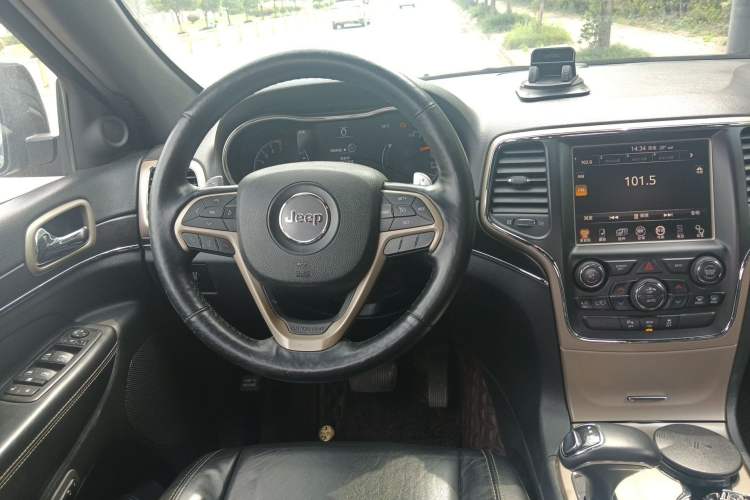 Used Jeep Grand Cherokee 2014 3.0L Comfort Navigation Edition Steering Wheel