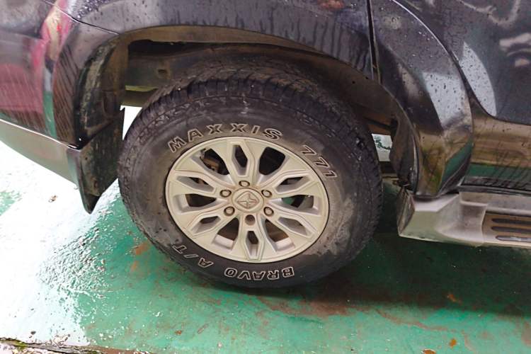 Used JMC Yusheng S350 2014 2.4T Automatic 2WD Diesel Luxury Version with Sunroof 5 Seats