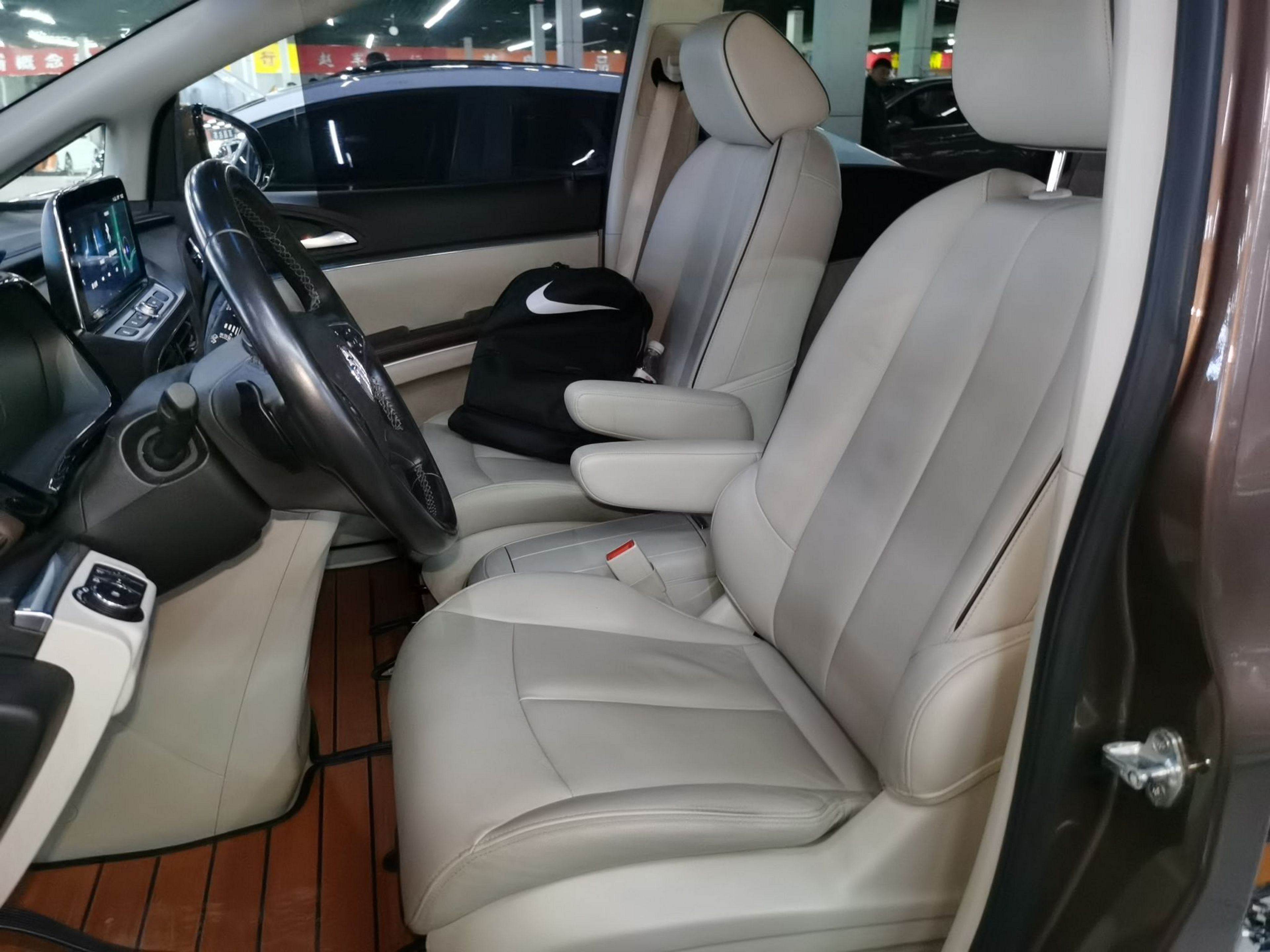 المقاعد الأمامية داخل السيارة