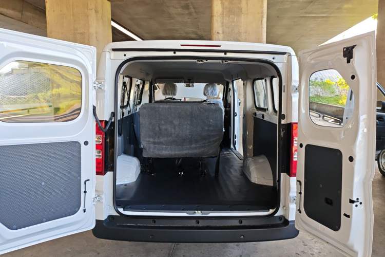 Used Wuling Yangguang 2024 300KM Comfort Version Passenger Van 75kW