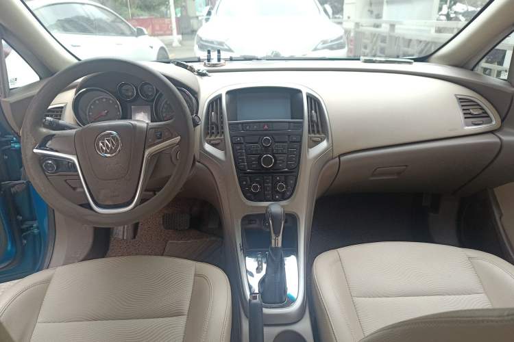 Used Buick GT 2012 GT 1.6L Automatic Fashion Edition Center Console