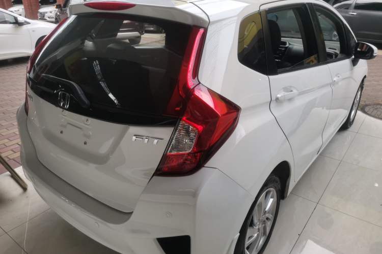 Used Honda Fit 2014 1.5L SE CVT Fashion Model Rear Right 45 Deg