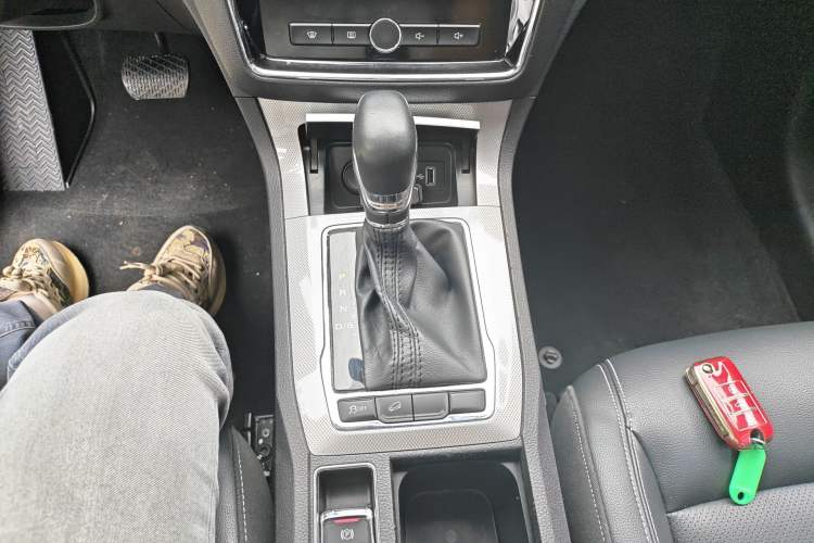 Used Roewe RX5 2019 20T Two-Wheel Drive Automatic Ali Smart Connectivity Platinum Edition Gear Lever