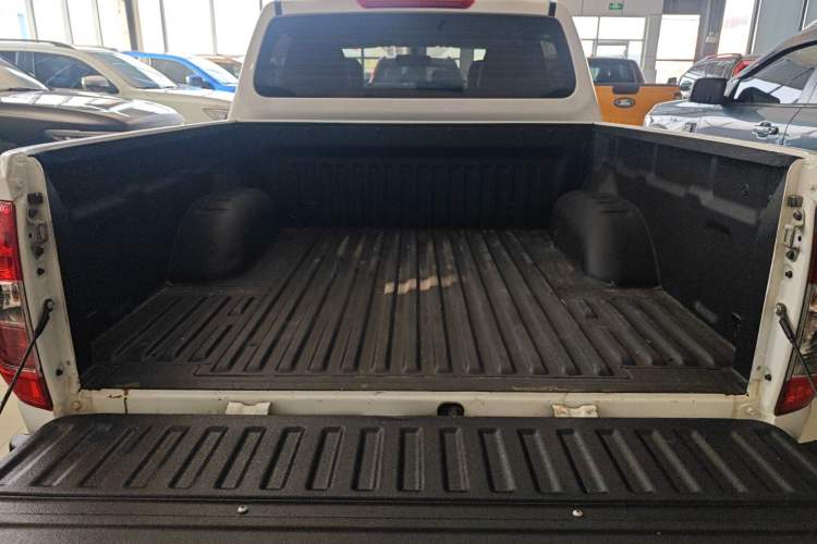 Used Nissan Navara 2021 2.5L Automatic 4x4 Premium Version QR25
