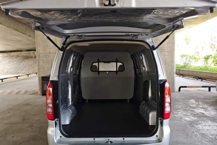 Used Wuling Hongguang V 2022 1.5L Jingqu Edition Enclosed-Window Vehicle with Electric Power Steering LAR Trunk