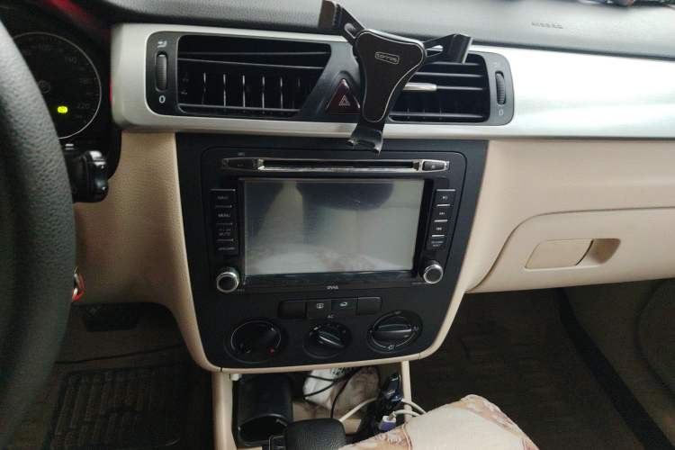 Used Volkswagen Bora 2012 1.6L Automatic Fashion Edition Audio And AC Panel