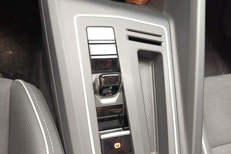 Used Volkswagen Golf 2023 Facelift 280TSI DSG R-Line Lite Gear Lever