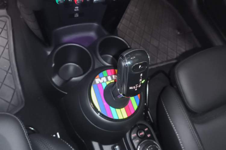 Used MINI 2023 Updated 1.5T COOPER Artist Five-Door Edition Gear Lever
