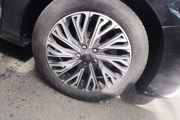 Used Hongqi H5 2024 2.0T Automatic Smart Connect Flagship Edition Right Front Wheel Hub