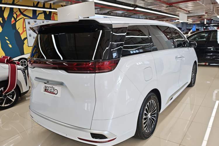 Used Denza D9 2024 DM-i 1050 Luxury Model
