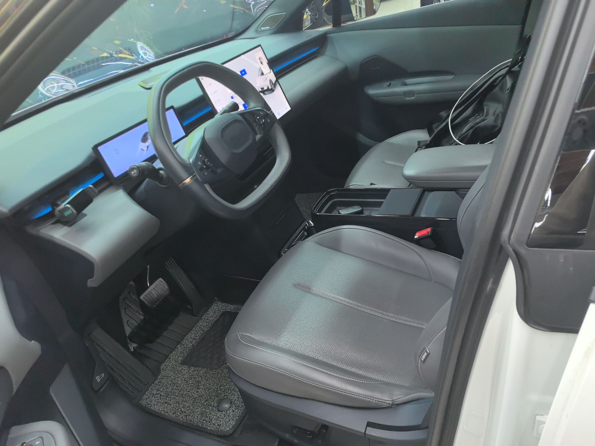 المقاعد الأمامية داخل السيارة