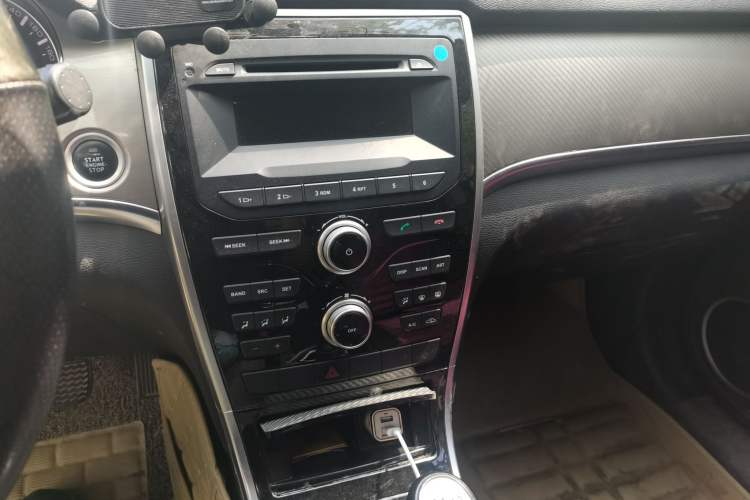 Used Haval H2 2016 Red-Label 1.5T Manual Two-Wheel Drive Comfort Model Audio And AC Panel