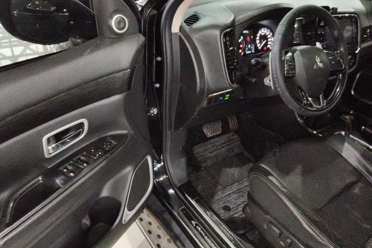 Used Mitsubishi Outlander 2016 2.4L 4x4 Luxury Edition 7-Seater
