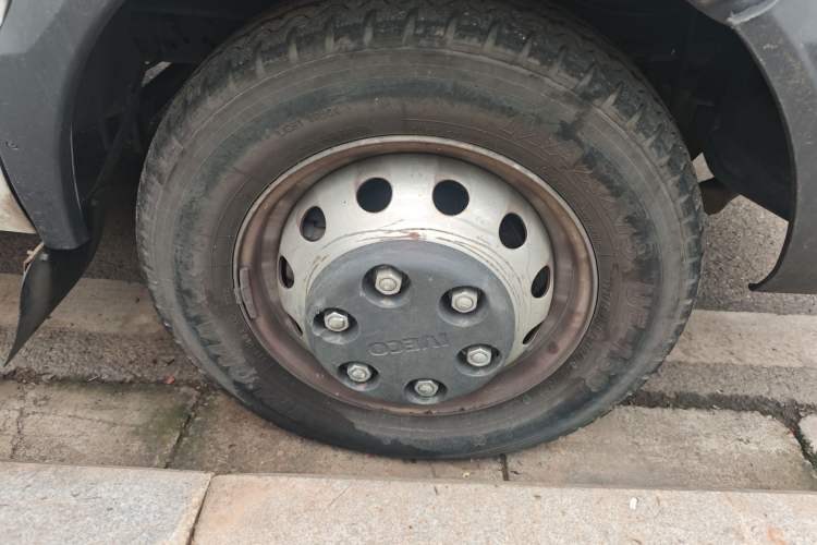 Used Iveco Daily 2021 2.5T V35 2-3 Seater Short Wheelbase Mid-Roof Design Dual Tires Manual Doors
