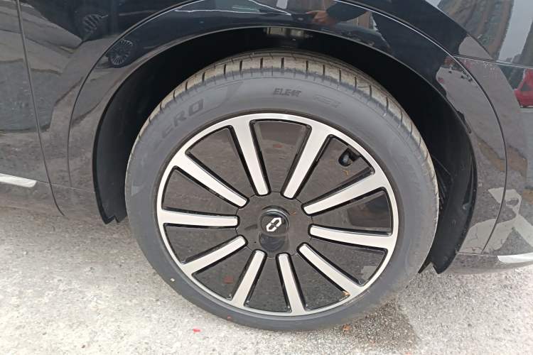 Used Hima AITO M9 2024 Range-Extended Ultra Version 42 kWh 6-Seater Model Right Front Wheel Hub